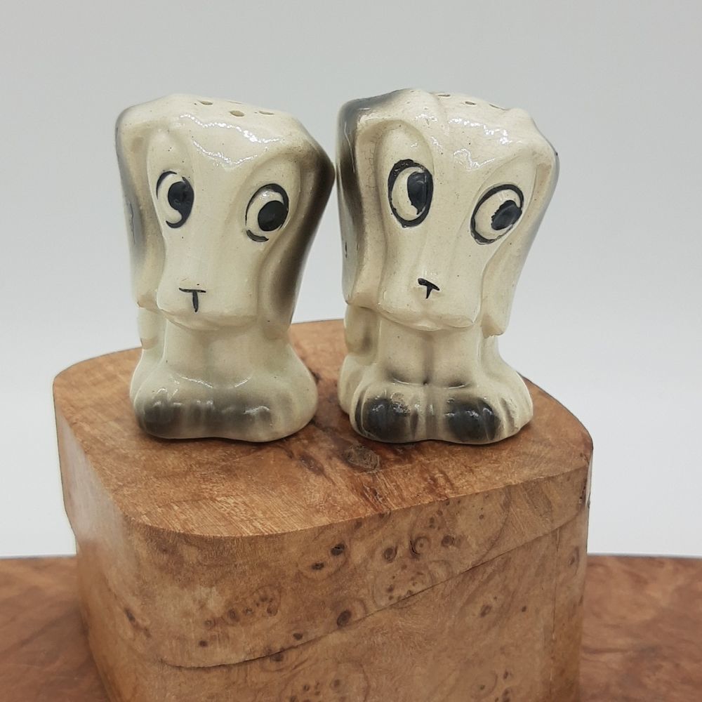 𝅺Hound Dog Salt & Pepper Shakers ceramic